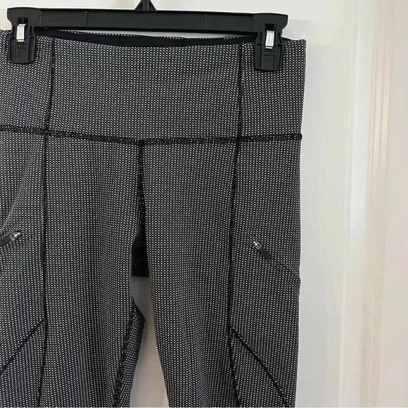 B124 Lululemon Black And Silver Reflective Full Length Leggings Size 6 - Picture 2 of 5